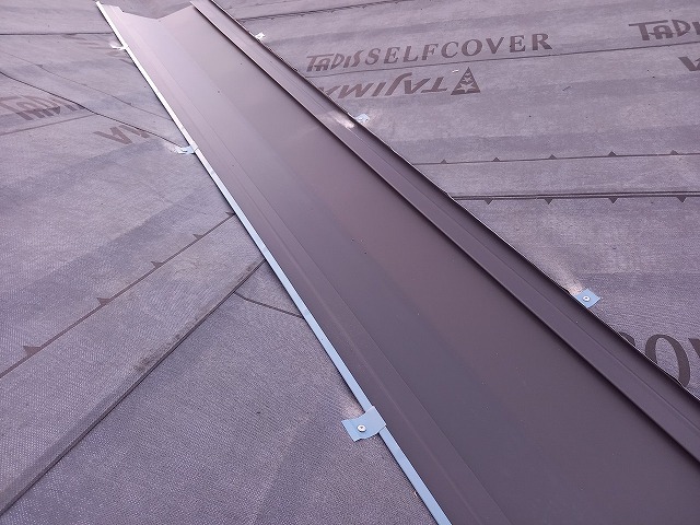 屋根工事谷板金の設置